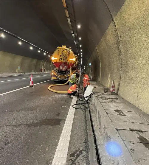 麻阳隧道排水渠清淤